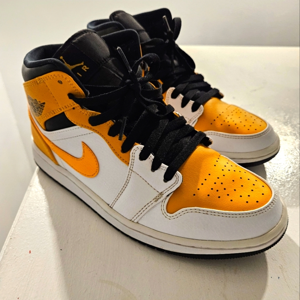 Jordan 1 Mid 'University Gold'